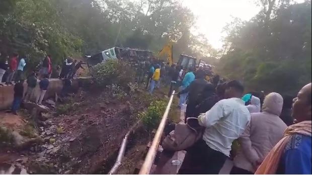 ओडिशा में 40 तीर्थयात्रियों से भरी बस पलटी, 4 की मौत
