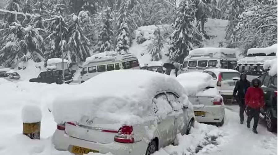 सोलंगनाला में लगा लंबा जाम, मनाली में रेंगते रहे वाहन; नए साल पर कैसा रहेगा मौसम