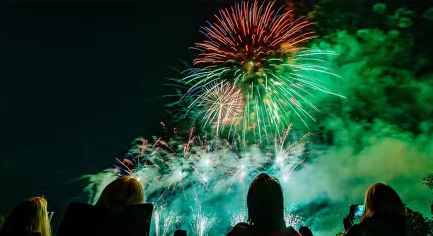 नए साल का जश्न: बंगलूरू में मास्क अनिवार्य, सार्वजनिक स्थानों पर सीटी बजाने पर रोक