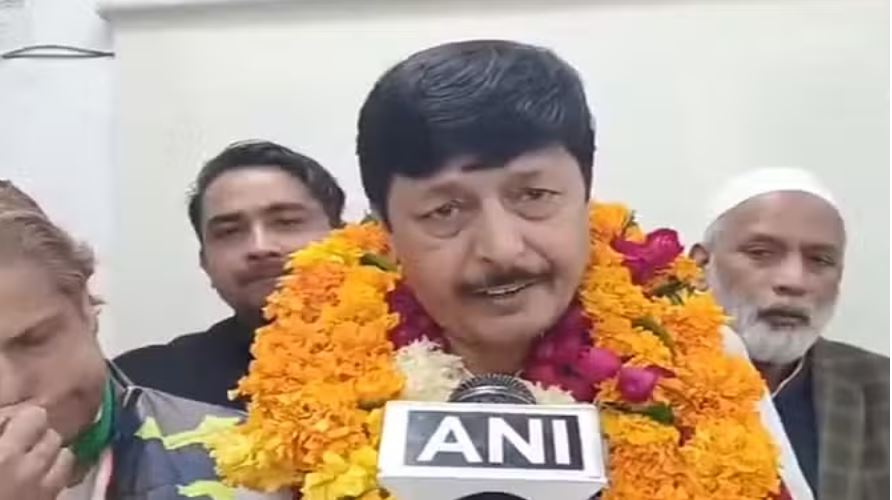 दिल्ली चुनाव से पहले 'आप' को झटका, विधायक अब्दुल रहमान ने थामा कांग्रेस का हाथ