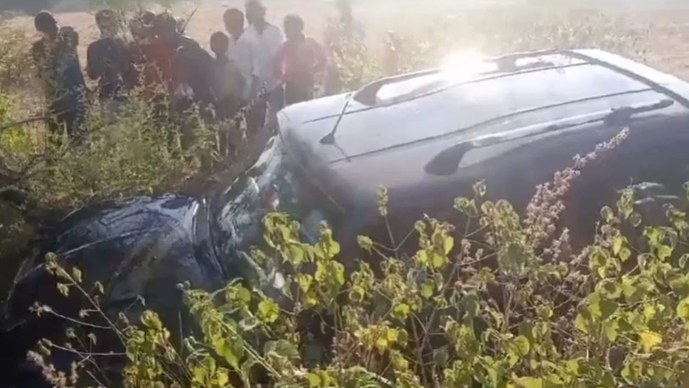 खाई में गिरी सांसद राजकुमार रोत की गाड़ी, बाल-बाल बचे