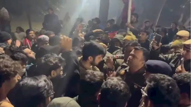 दिल्ली यूनिवर्सिटी के लॉ छात्रों पर लाठीचार्ज, कई घायल