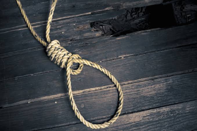 चीनी मिल में फंदे पर लटका मिला 24 साल का इंजीनियर, शरीर पर चाकू से हमले के निशान
