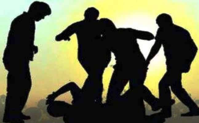 छात्रों के दो गुटों में मारपीट, अफरा तफरी मची