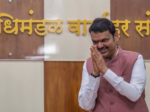 शपथ लेते ही एक्शन मोड में फडणवीस, पहली कैबिनेट बैठक में इस फाइल पर लगाई मुहर