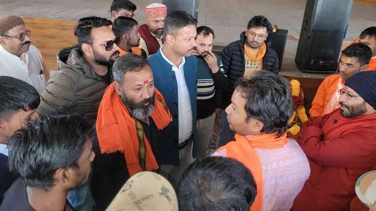 मुस्लिमों ने एक घर में एकत्रित होकर नमाज पढ़ी, तो रोकने के लिए बजरंग दल ने किया हनुमान चालीसा पाठ