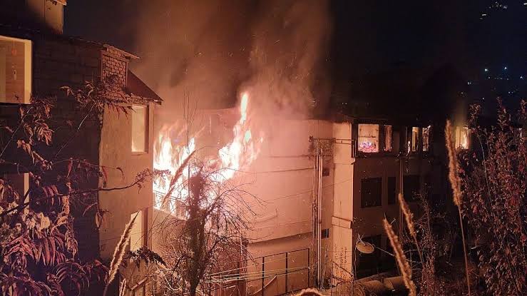 मनाली के होटल में लगी भीषण आग, करोड़ों के नुकसान की आशंका