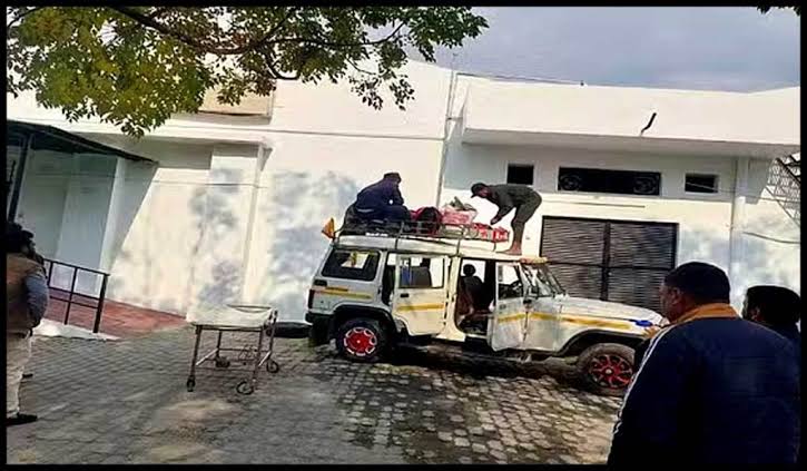 उत्तराखंड: नहीं मिली एंबुलेंस...तो गाड़ी की छत पर लाश को बांधकर 195 किमी तक ले गए