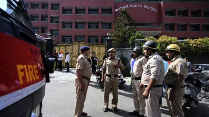दिल्ली के 40 स्कूलों को बम की धमकी, 25 लाख की डिमांड, बच्चों की छुट्टी