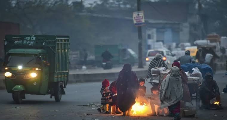 37 साल बाद दिल्ली में पारा 5°C से नीचे, यूपी के 25 जिलों में शीतलहर का अलर्ट