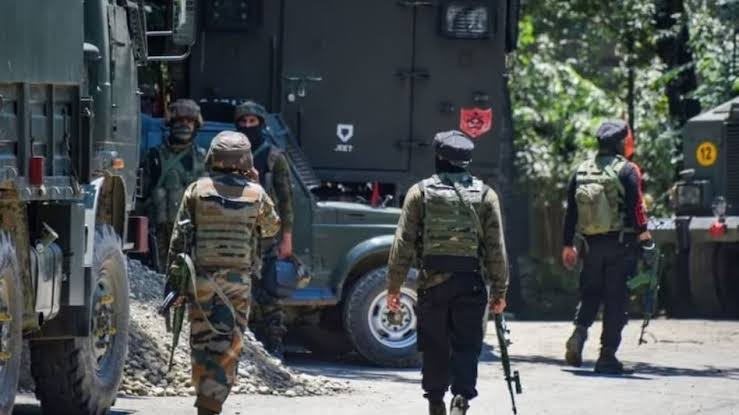 जम्मू-कश्मीर: कुलगाम में मुठभेड़, 5 आतंकी ढेर, 2 जवान घायल,ऑपरेशन जारी