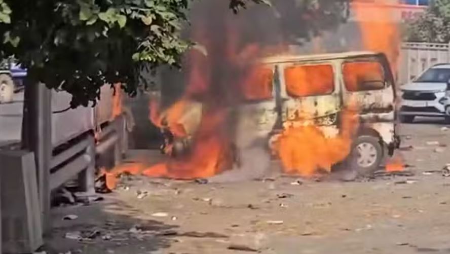 गुरुग्राम साइबर सिटी: दो गुटों के बीच रेस्टोरेंट में हुई झड़प, गुस्से में फूंकी गाड़ी