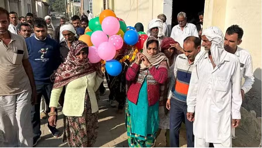 हिसार में मां की अर्थी को बेटियों ने दिया कंधा: छह बेटियां ने निभाई अंतिम संस्कार की सभी रस्में