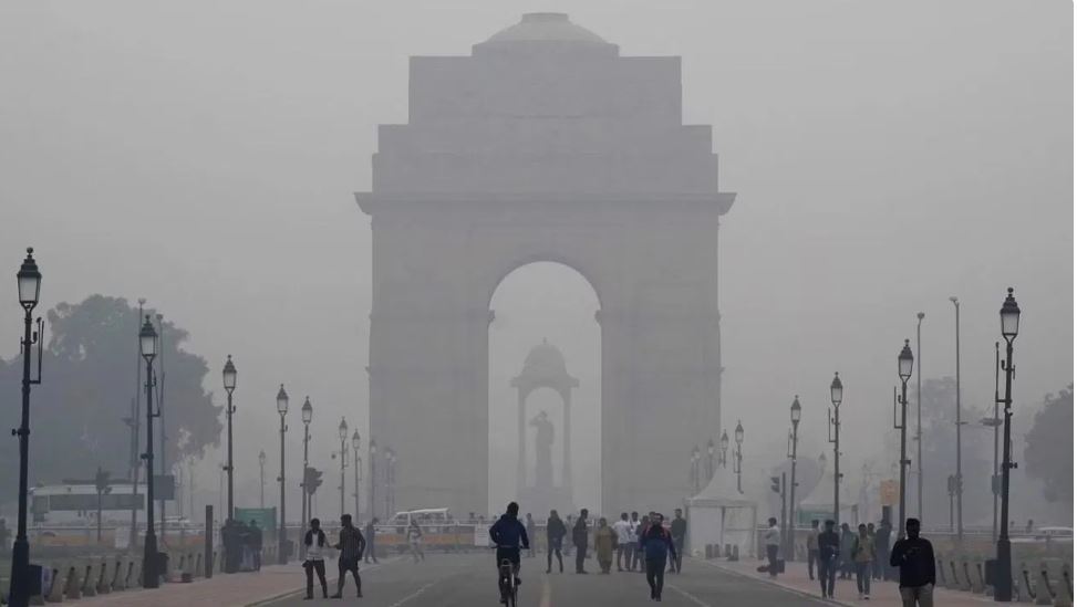 दिल्ली की हवा फिर जहरीली! डीजल गाड़ियों पर बैन, हाईब्रिड मोड पर स्कूल