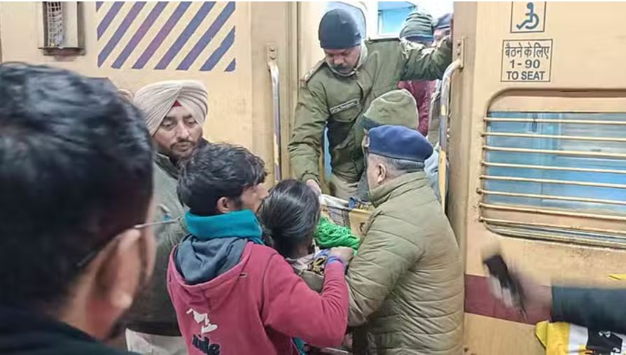 हरिद्वार: चलती ट्रेन में प्रसव पीड़ा बढ़ने पर गर्भवती ने दिया बच्चे को जन्म
