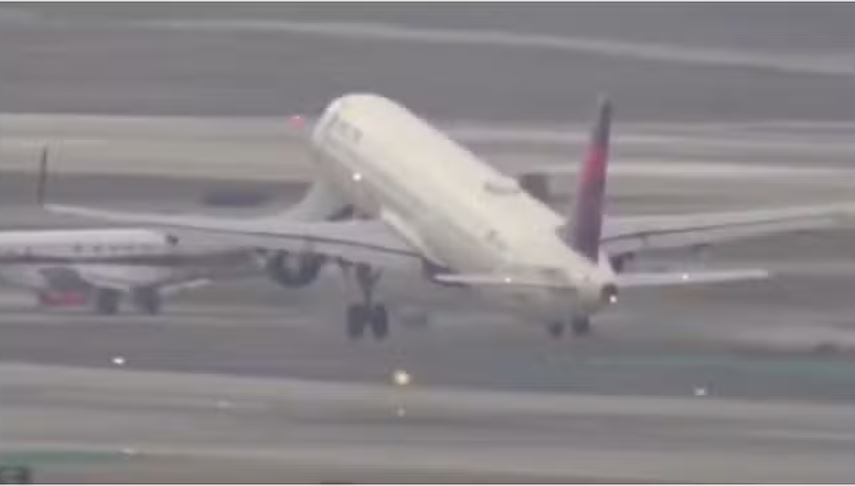 अमेरिका के लॉस एंजेलिस हवाई अड्डे पर टकराने से बचे विमान, टला बड़ा हादसा