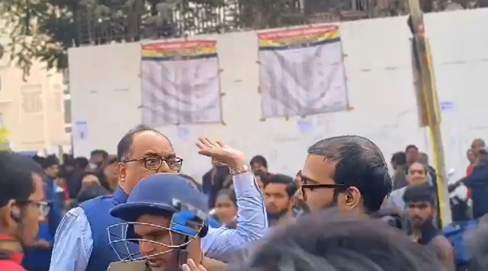 पटना से दिल्ली तक थप्पड़ कांड की गूंज, डीएम के खिलाफ  एनएचआरसी में शिकायत