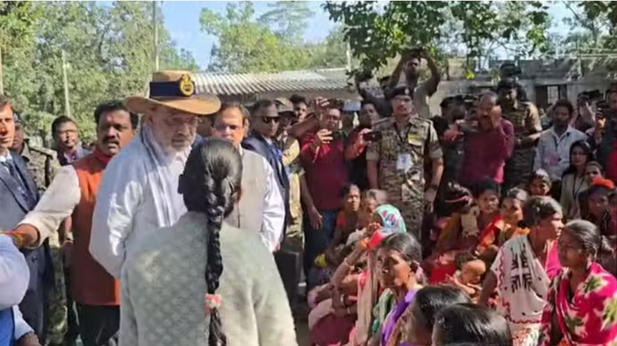 घोर नक्सल एरिया में अमित शाह ने लगाई चौपाल, एक पेड़ के नीचे सुनी ग्रामीणों की समस्यायें