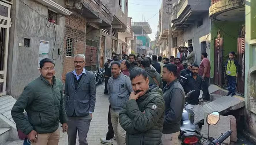 झांसी में मुफ्ती खालिद के घर एनआईए की छापेमारी पर स्थानीय लोगों का प्रदर्शन