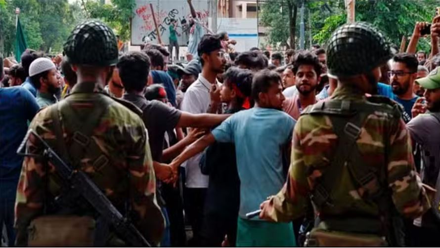 बांग्लादेश में हिंदुओं के खिलाफ नहीं थम रही हिंसा, फिर मंदिर में की गई तोड़फोड़