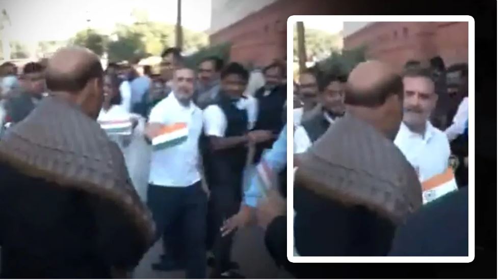 जब राजनाथ सिंह को संसद परिसर में राहुल गांधी देने लगे तिरंगा