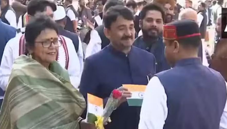  संसद: झोला, मुखौटा और अब तिरंगा-गुलाब... विपक्ष का प्रदर्शन का नया तरीका