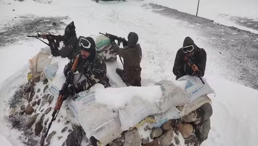 पिथौरागढ़ से धारचूला तक चमके पहाड़, बर्फ से ढकी गाड़ियां