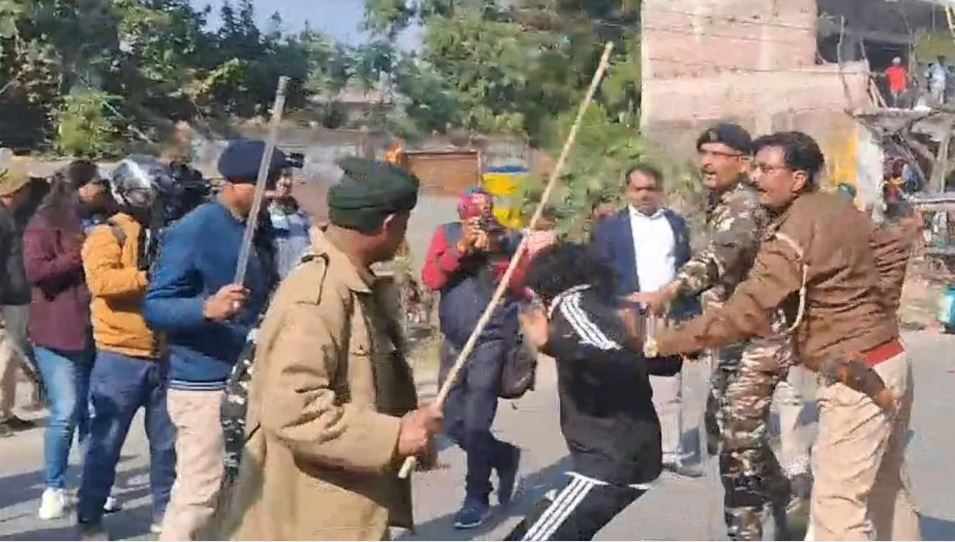 झारखंड में छात्रों पर लाठीचार्ज, जेएसएससी ऑफिस का कर रहे थे घेराव