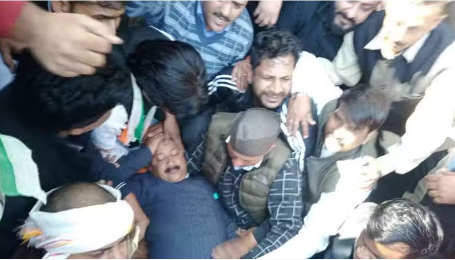 देहरादून: राजभवन कूच करने पहुंचे कांग्रेसी, पुलिस ने बैरिकेडिंग कर रोका