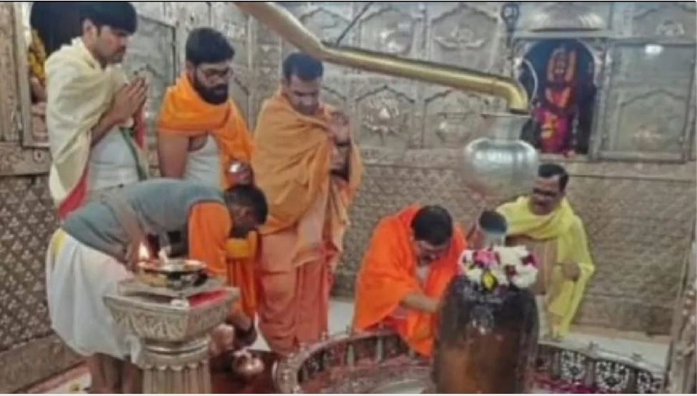 महाकाल मंदिर में टूटे नियम, टीडीपी नेता ने गर्भगृह में किया जलाभिषेक