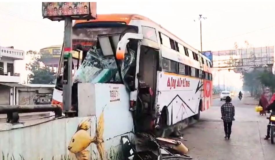रीवा में भीषण सड़क हादसा, ओवरब्रिज से टकराई बस, उड़े परखच्चे; दो की मौत