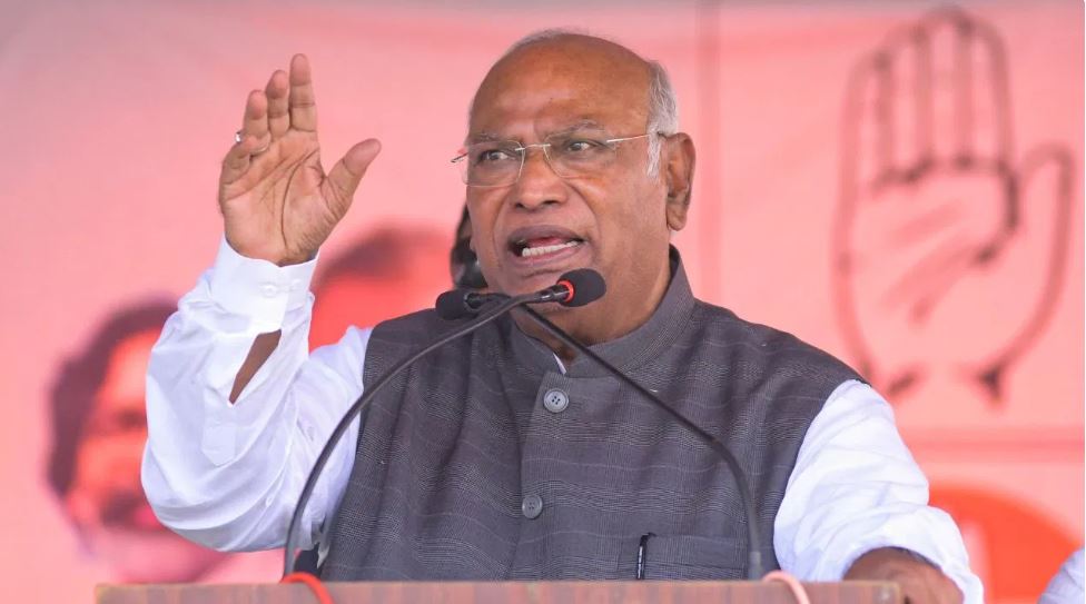 अंबेडकर पर अमित शाह ने गलत बयान दिया, पीएम ने उन्हें बचाया: खरगे