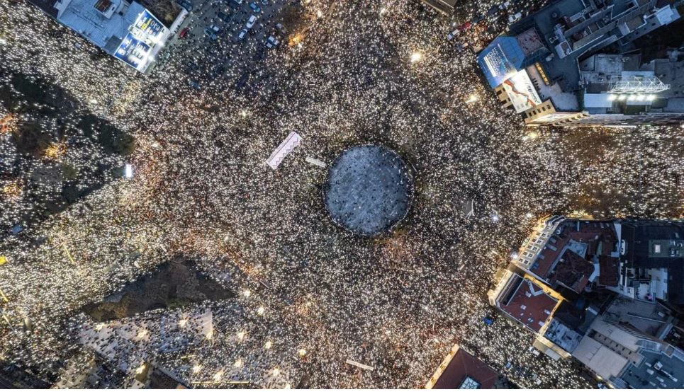 एक रेलवे स्टेशन की छत गिरी और संकट में आ गई इस देश की सरकार