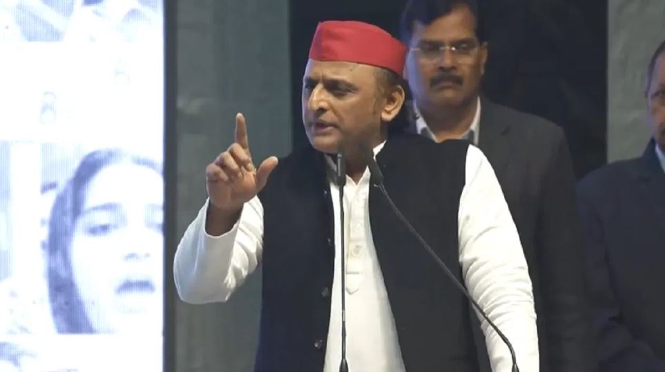 दिल्ली में केवल नाम का गृह मंत्रालय, आप की महिला अदालत में बोले अखिलेश