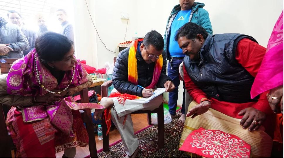 पुजारी ग्रंथी सम्मान योजना: मंदिर में केजरीवाल ने किया रजिस्ट्रेशन