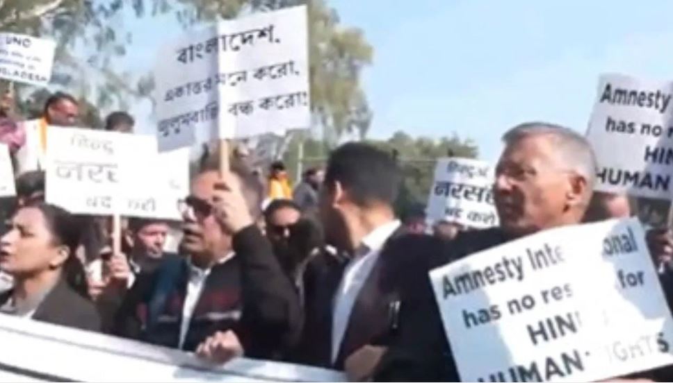 बांग्लादेश में हिंदुओं पर जुल्म, दिल्ली से लेकर लखनऊ तक प्रदर्शन, मुस्लिमों का भी साथ