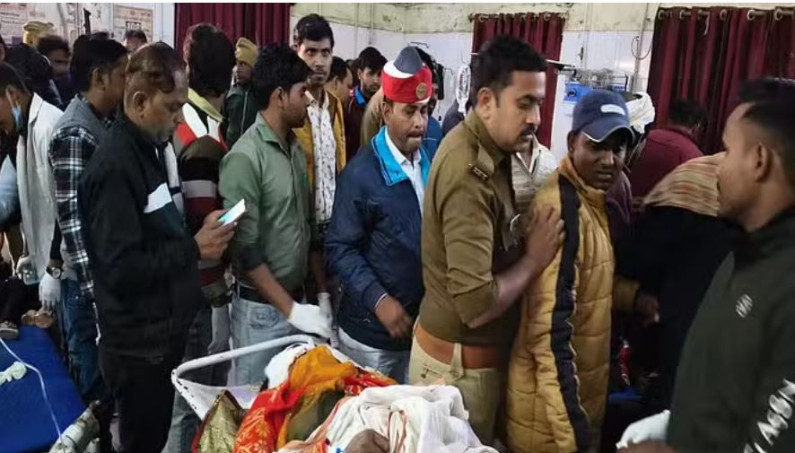 हाथरस में कंटेनर और मैक्स की भीषण टक्कर, सात की मौत, 13 घायल