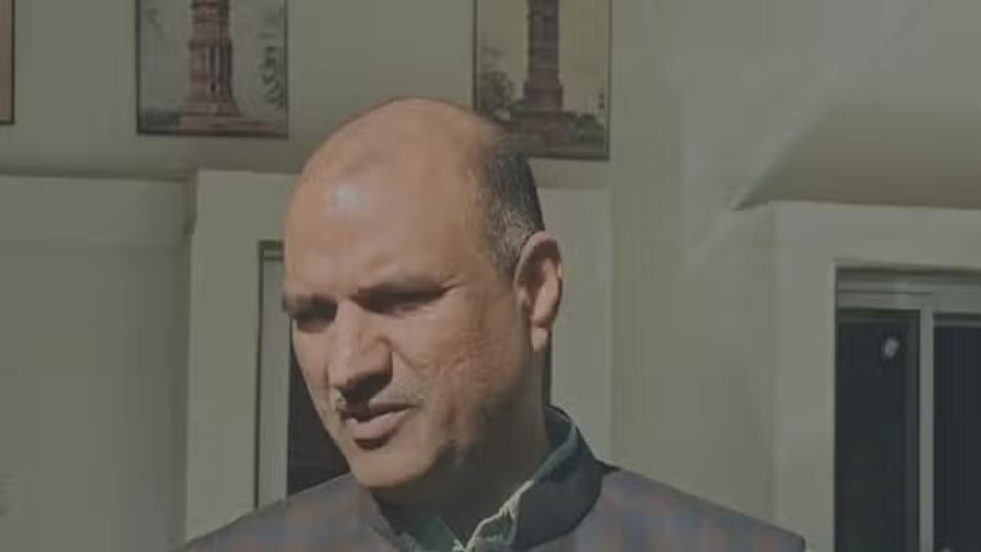 ‘कांग्रेस संविधान को जेब में लेकर घूमती है, मोदी सरकार माथे पर सजाकर’: सांसद जोशी