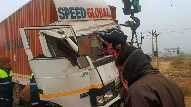  मथुरा: ट्रैक्टर और कैंटर की भिड़ंत में तीन की मौत; एक घायल