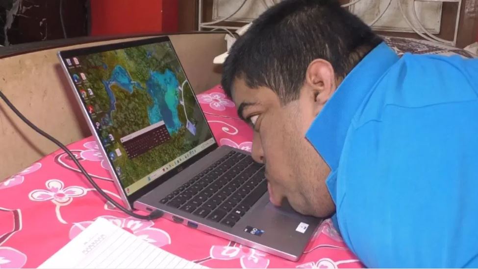 ठुकरा दी 50 लाख वाली नौकरी, मुंह से टाइपिंग करने वाले तुहिन की कहानी