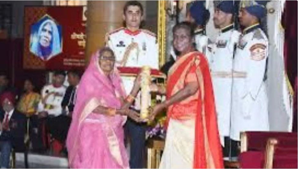 आदिवासी महिला चित्रकार…जिनकी पेटिंग्स की प्रदर्शनी इटली-पेरिस में लगी