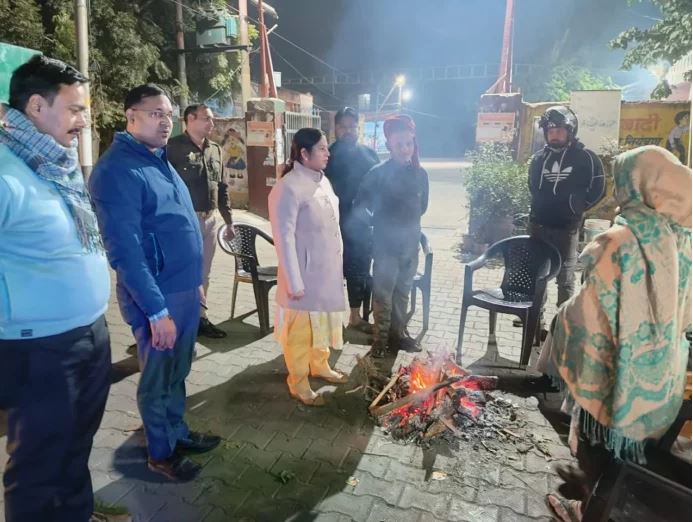 एसडीएम खतौली मोनालिसा जौहरी ने रैन बसेरा व अलाव का फिर किया निरीक्षण