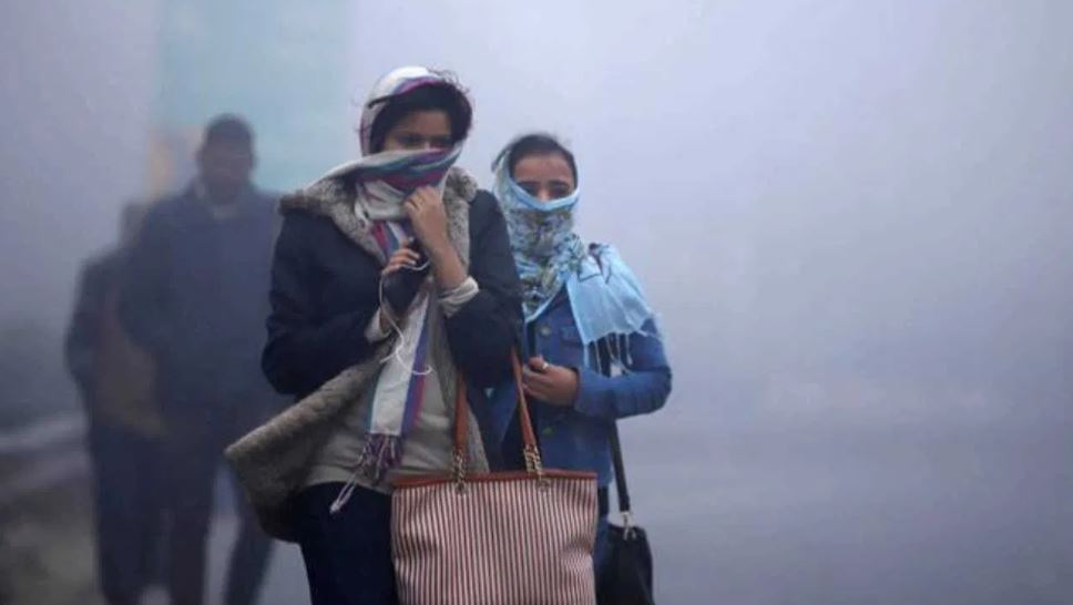 पहाड़ों में गिरी बर्फ से ठिठुरा दिल्ली-NCR, 4.9°C तक पहुंचा तापमान