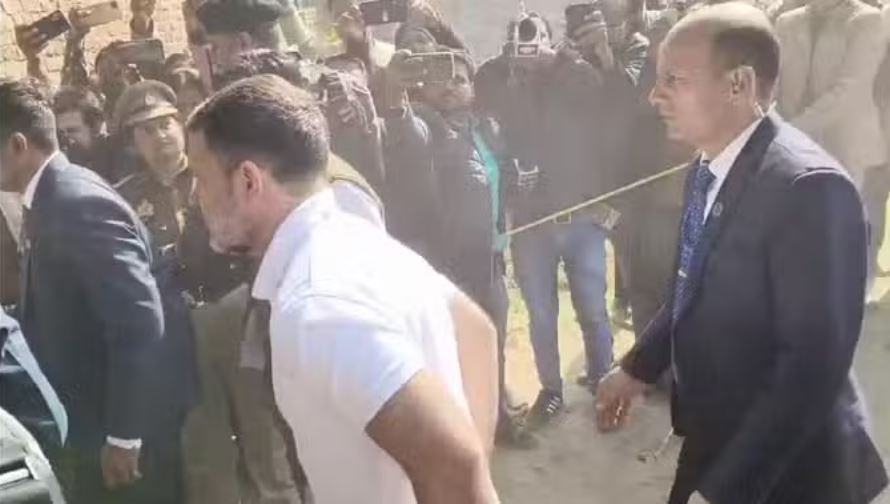 हाथरस: दुष्कर्म पीड़िता के परिवार से मिले कांग्रेस नेता राहुल गांधी