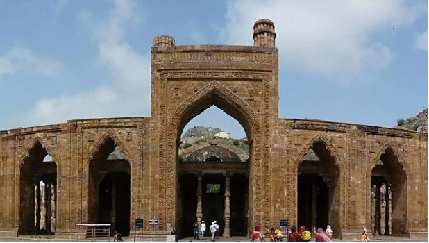 अजमेर में गरमाया 'अढ़ाई दिन का झोपड़ा', स्कूल-मंदिर तोड़कर मस्जिद बनाने का दावा