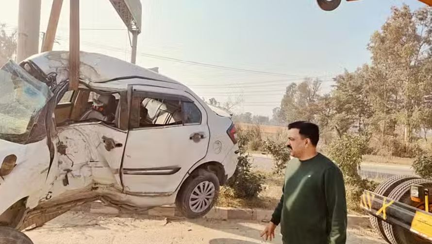 बाजपुर: छोई मोड़ के पास संकेत बोर्ड से टकराई कार, युवक की मौके पर मौत