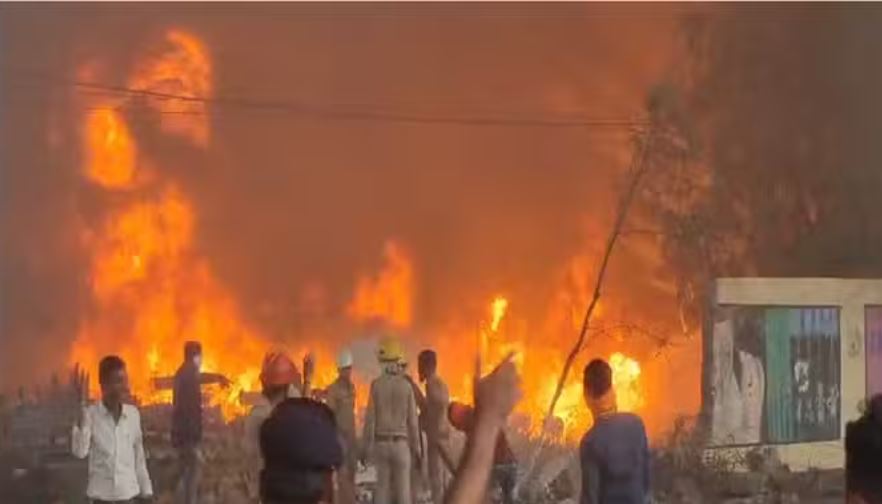 रायपुर में विस्फोट; पति ने लगाई आग, जान बचाने पड़ोसी के घर घुसी पत्नी