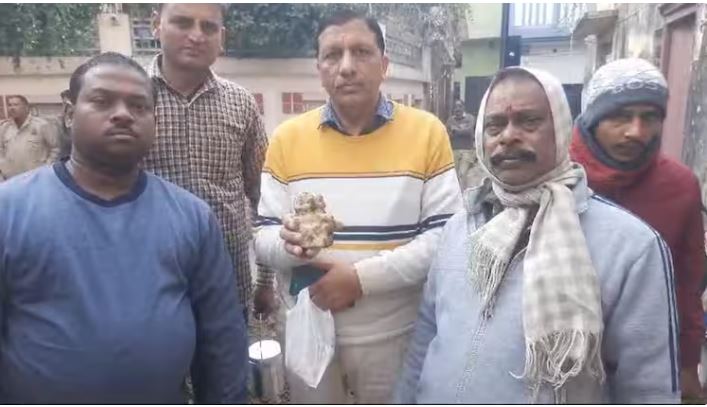 संभल में कुएं की खुदाई से माता पार्वती की दो मूर्तियां मिलीं