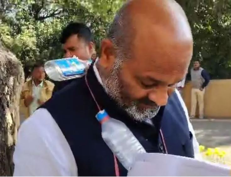 शराब की बोतलें, मौन धरना… एमपी विधानसभा में विपक्षी विधायकों ने किया अनोखा प्रदर्शन