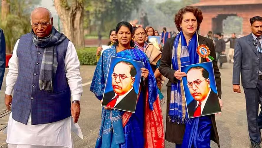 'अमित शाह को बचाने की साजिश', राहुल के बचाव में उतरीं प्रियंका